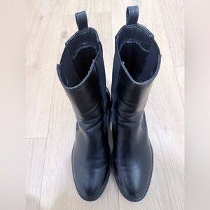 Nine West size 9 Black faux leather platform lug sole Chelsea ankle Boots